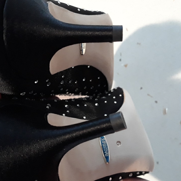 NIB Badgely Mischka EMI pumps in black - Picture 13 of 16